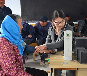 半岛（中国）一站式服务平台志愿者服务队义务为老人查体