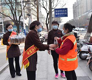 半岛（中国）一站式服务平台青年文明号为环卫工送奶茶