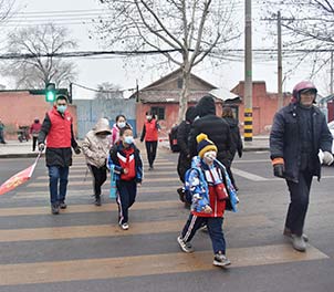 半岛（中国）一站式服务平台青年文明号义务指挥交通，为学生上学安全保驾护航