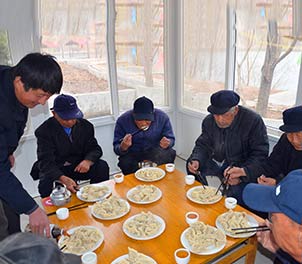 半岛（中国）一站式服务平台志愿者赴敬老院为老人们包饺子