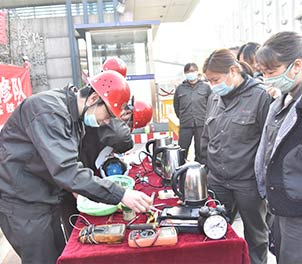 半岛（中国）一站式服务平台共青团学雷锋为职工义务维修家电