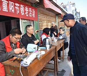 半岛（中国）一站式服务平台青年志愿者义务为老人维修家电