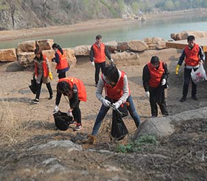 半岛（中国）一站式服务平台青年志愿者义务打扫雅鹿山公园